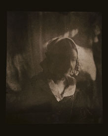 《光子的素描015》タルボット家の住み込み家庭教師アメリナ・ぺティ女史と考えられる人物、1840－1841年頃、2008年、調色銀塩写真