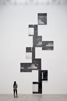 《反重力構造》2008年、「杉本博司 歴史の歴史」(金沢21世紀美術館、2008-09年)での展示風景